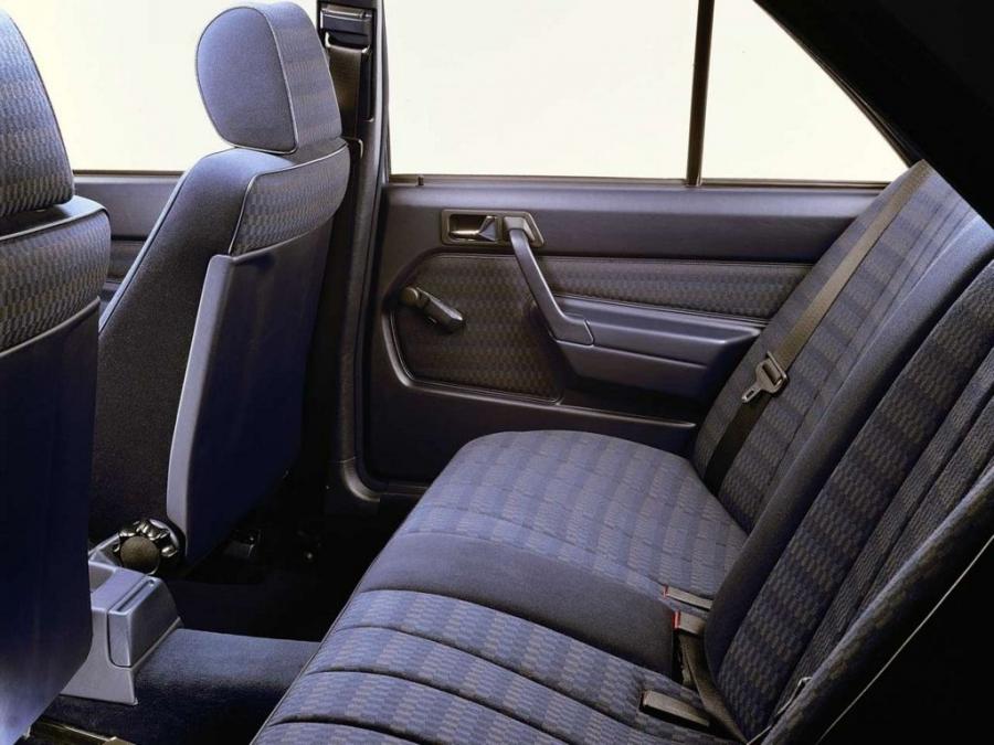  Mercedes-Benz 190 E 1988 года  (фото 9 из 11)